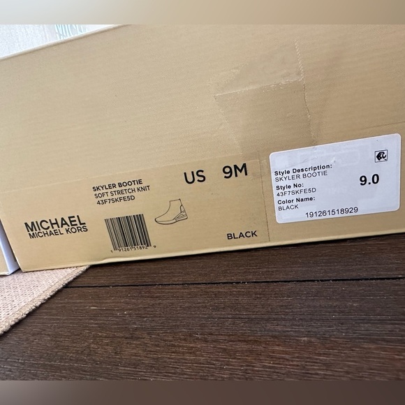 NWT Michael Kors Womens 9M Skyler Stretch-Knit Sock Sneaker Black White Booties - Picture 4 of 10